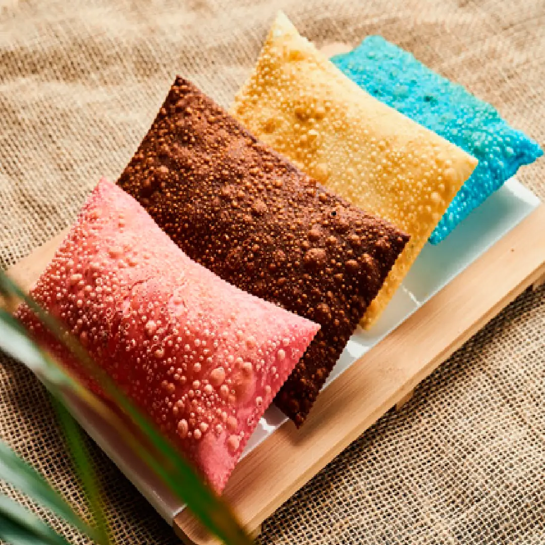 Pastéis coloridos feitos com corante natural de frutas e vegetais