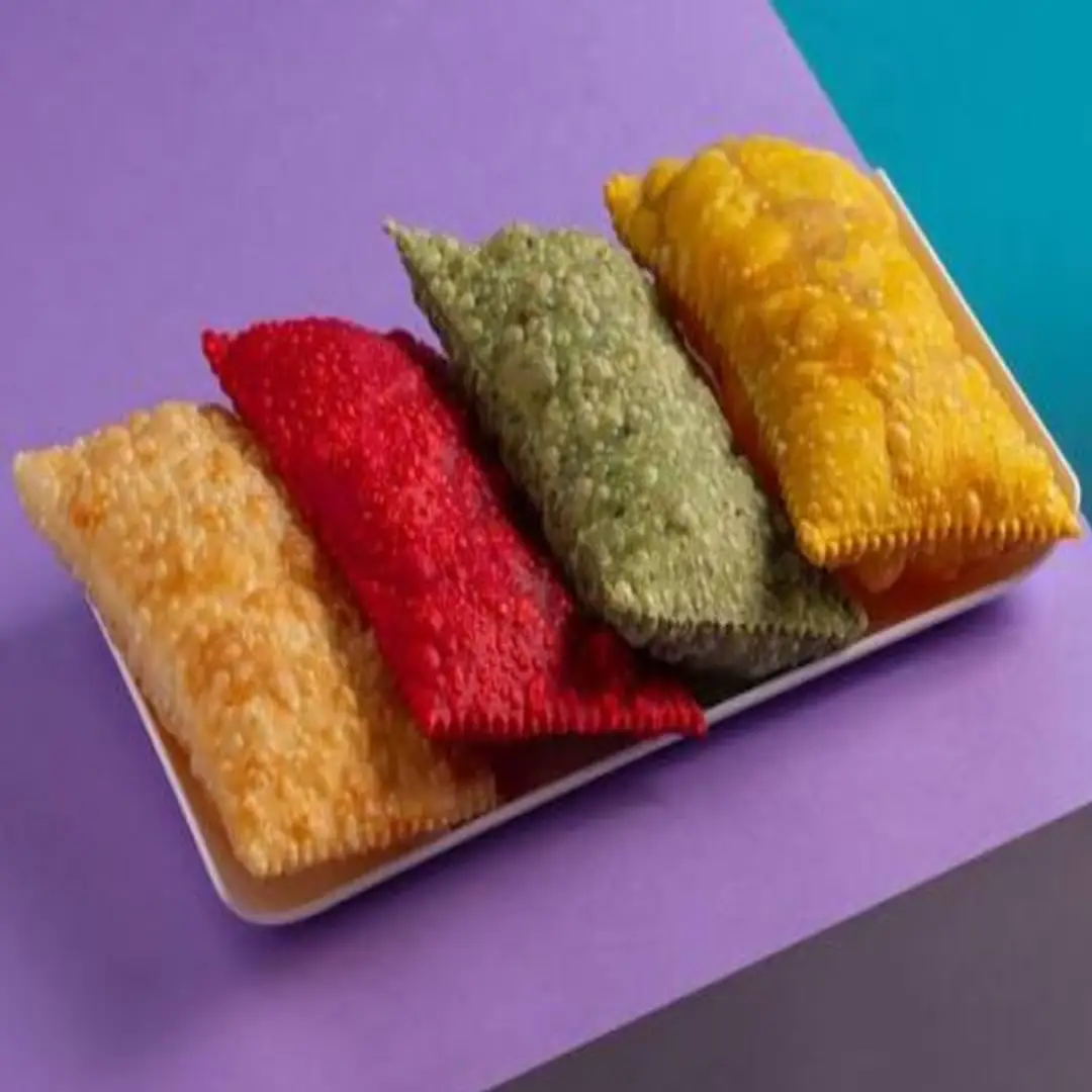 Bandeja de pastéis coloridos prontos para vender
