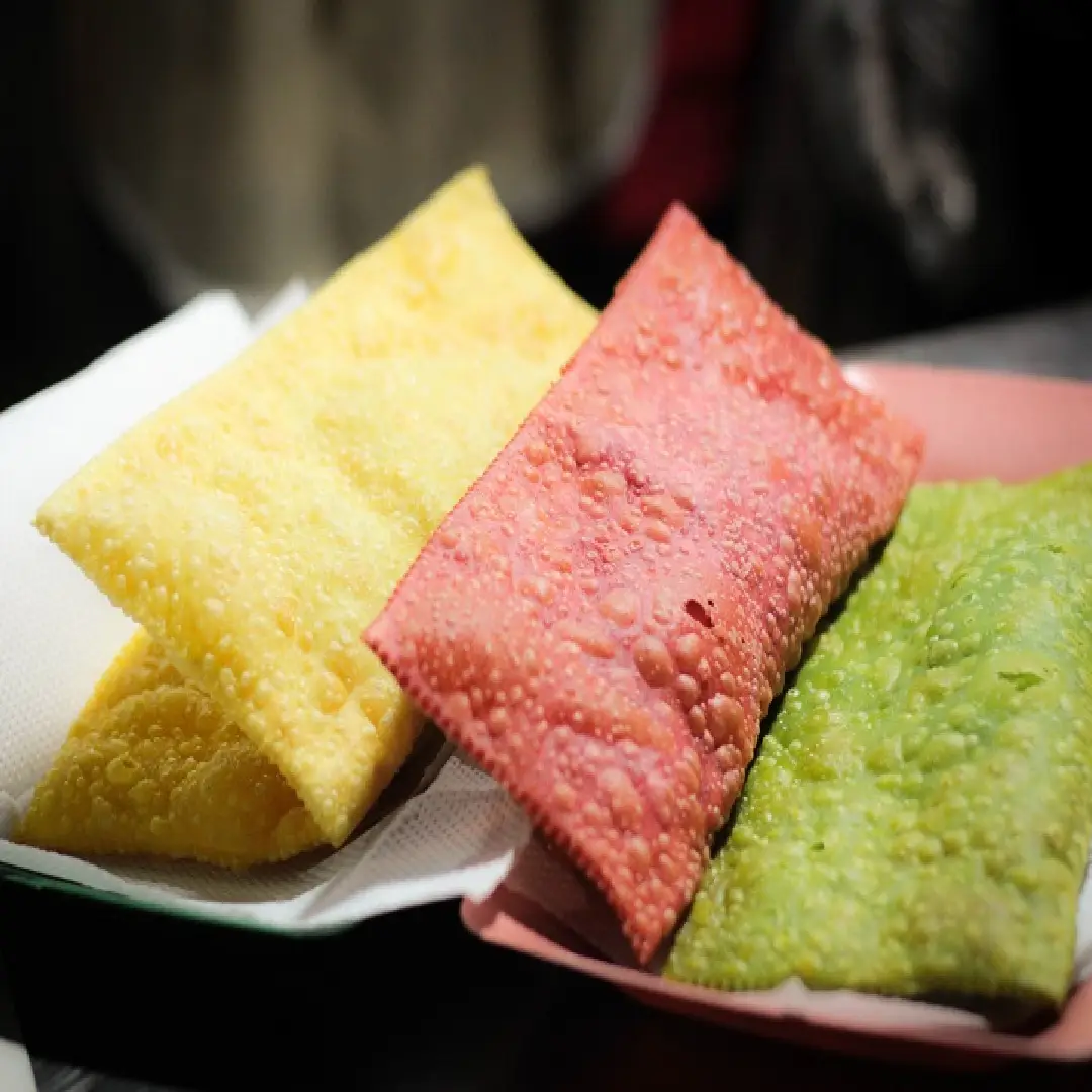 Pastel colorido recheado, massa que não estoura na fritura