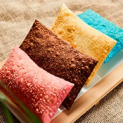 Pastéis coloridos rosa, marrom, amarelo e azul