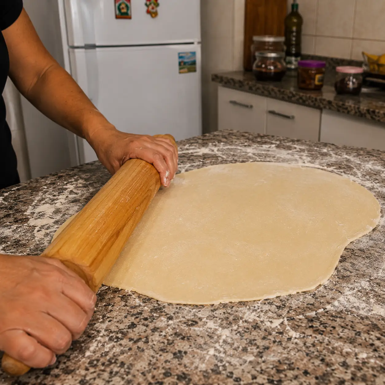Rolo de macarrão abrindo a massa do pastel